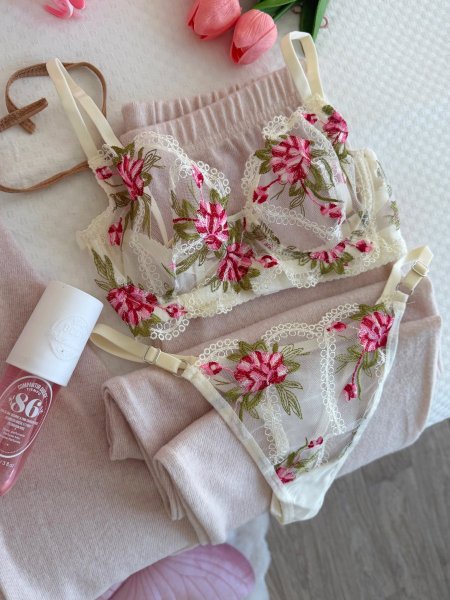 طقم داخلي ابيض منقش ورد بسطل 😭🌺🌸🌷💐