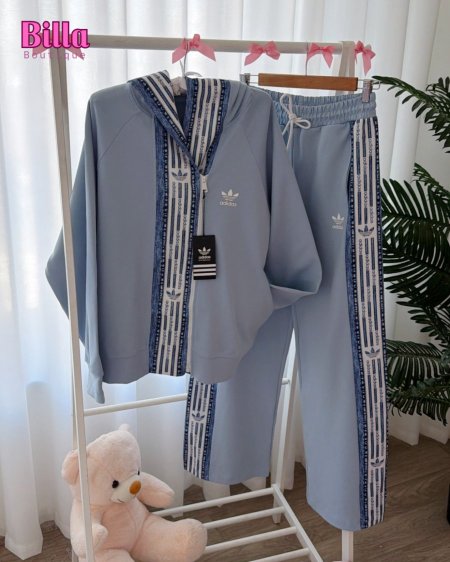ترينينج قطعتين من adidas باللون الأزرق مع جينز خامة ربيعية 🔥😩