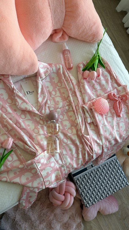 بيجامة ديور منقشة ديور باللون الزهري مع بوكس كم طويل والكواليتي🔥💗💕🥹