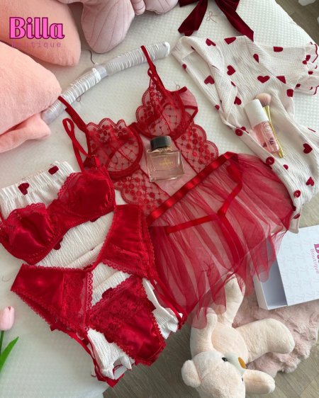 بكج القلوب ♥️بتكون من خمس قطع (بيجامة وفستان وداخلي ثلاث قطع )