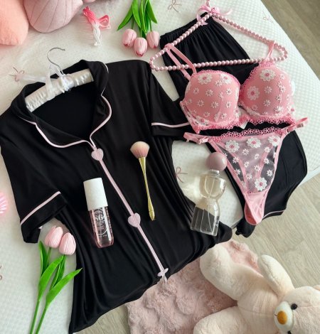 بيجامة قطن 💯👌🏻بلونها الأسود وبالنص قلوب زهري والكواليتي🔥😭🥹