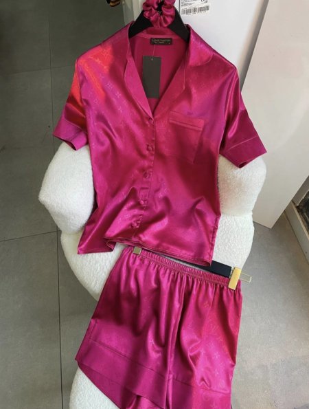 بيجامة louis vuitton الفوشي