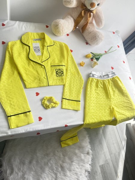 بيجامة LOEWE باللون الصيفي🌼