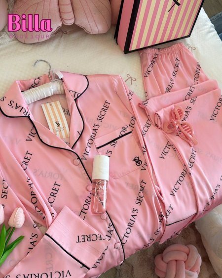 بيجامة فيكتوريا سيكريت باللون الزهري منقشة(Victoria secret )باللون الأسود💕
