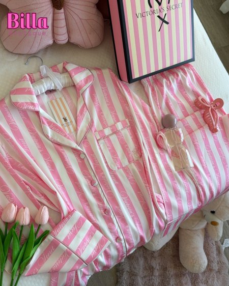 بيجامة فيكتوريا سيكريت مخططة زهري وابيض منقشة (Victoria secret)💕