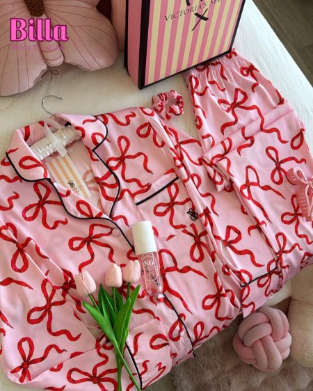 بيجامة فيكتوريا سيكريت زهري منقشة فيونكات احمر بتسطل🥺🎀