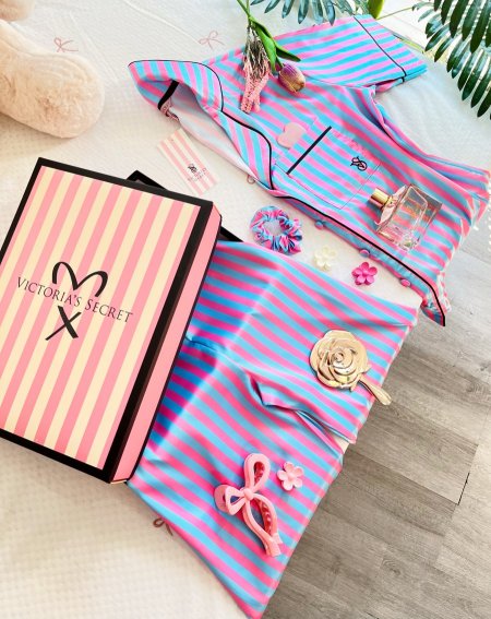 بيجامة فيكتوريا سيكريت باللون المميز نص كم مع بنطلون مع بوكس💕💙