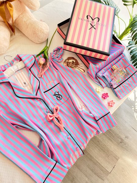 بيجامة فيكتوريا سيكريت باللونين المميزين كم مع بوكس 💙💕