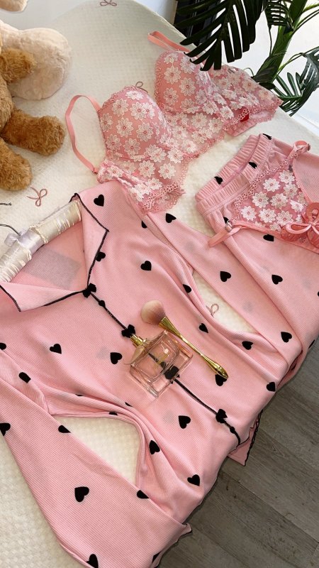 بيجامة خريفية ناعمة منقشة قلوب باللون الزهري💕