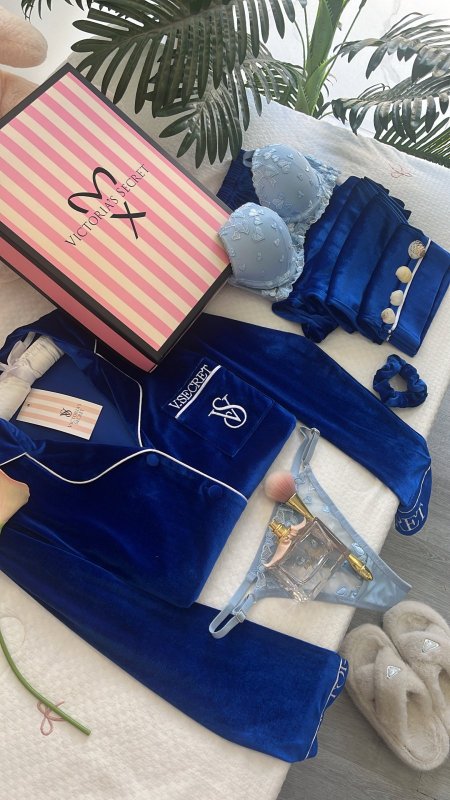 بيجامة فيكتوريا سيكريت باللون النيلي مخمل😍