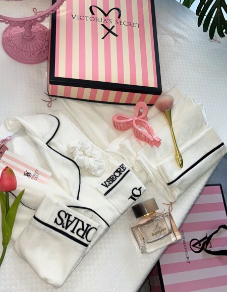 بيجامة فيكتوريا سيكريت باللون الابيض مخمل والكواليتي🔥مع بوكس💕