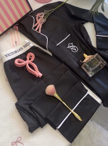 بيجامة فيكتوريا سيكريت باللون الاسود مع بوكس❤️