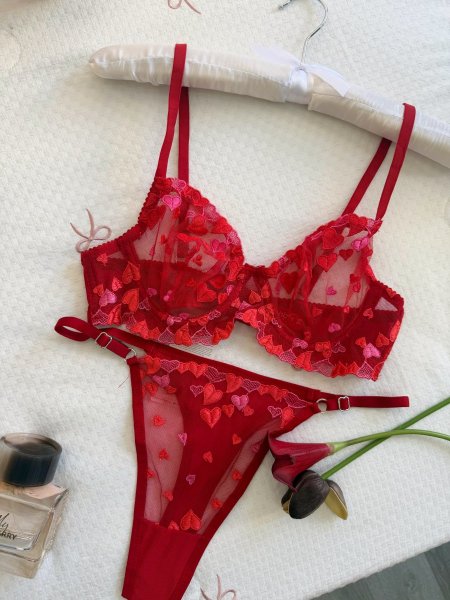 طقم داخلي منقش قلوب دانتيل ناعم ❤️