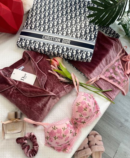 بيجامة ديور باللون الزهري مخمل مع بوكس والكواليتي🔥💕