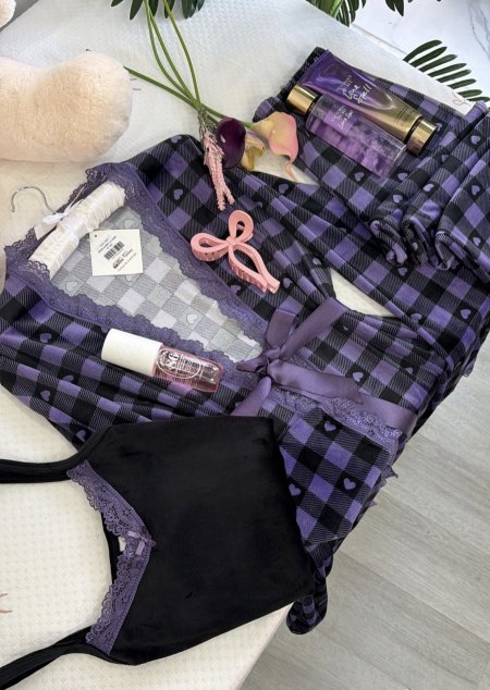 بيجامة ثلاث قطع قماشة مخملفرنسي تقيل باللون النهدي والأسود 💜🖤