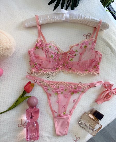 طقم داخلي منقش ورد 🌸