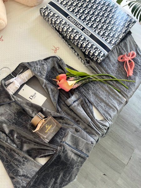 بيجامة ديور مع بوكس مخمل باللون السكني والكواليتي🔥