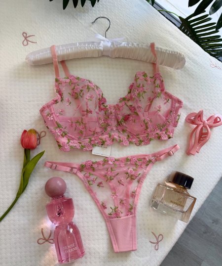 طقم داخلي باللون الزهري منقش ورد💕🌸