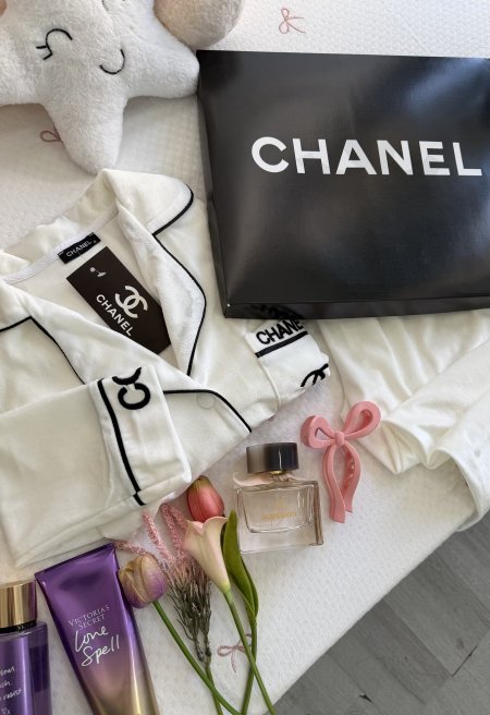 بيجامة Chanel باللون الأبيض مخمل تقيل مع بوكس💕