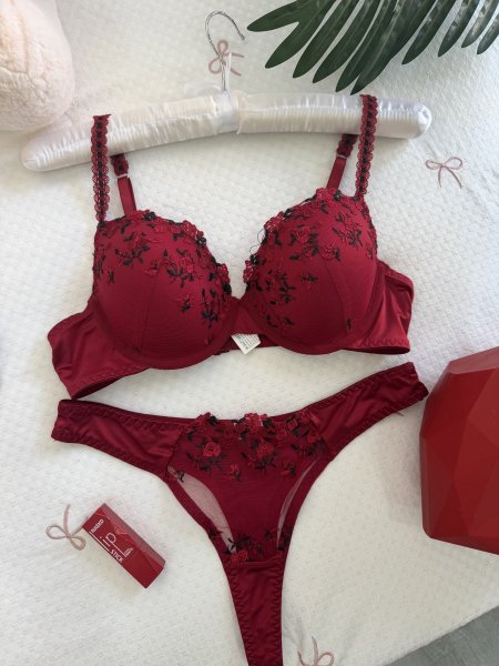 طقم داخلي بوش عادي منقش ورد باللون اللرغندي❤️