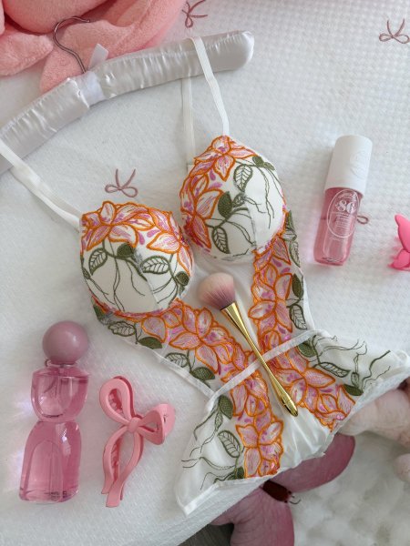 بودي سوت دبل بوش باللون الأبيض منقش 🌸 💐🏵️