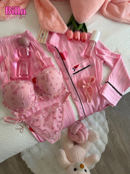 بيجامة فيكتوريا سيكريت مخططة منقشة قلوب بتسطل🥺💗مع بوكس