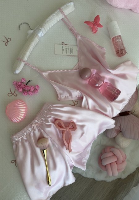 بيجامة شورت ستان حرير ناعم باللون الزهري🥺💗