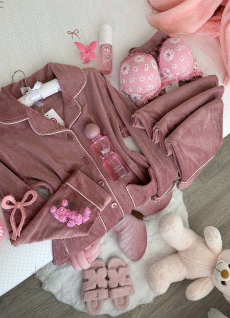 بيجامة مخمل تقيل باللون الزهري والكواليتي بتسطل🫰🏻🎀💞💗