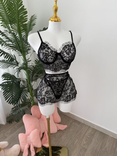 لانجري ثلاث قطع دانتيل باللون الأسود🖤🫰