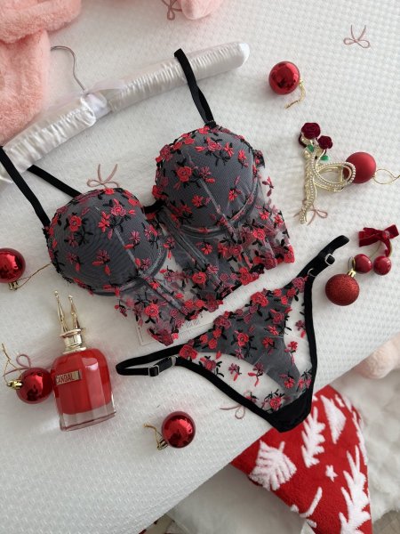 طقم داخلي دبل بوش اسود منقش ورد احمر❤️🫰🏻