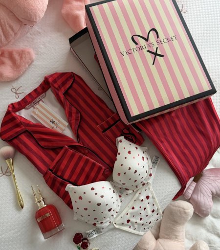 بيجامة فيكتوريا سيكريت مخمل مخططة احمر بتسطل مع بوكس😭😭❤️❤️